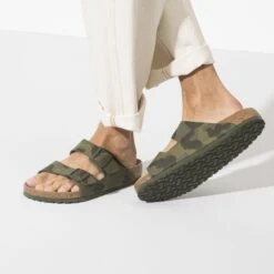 Birkenstock Arizona Soft Footbed Birko-Flor Desert Soil Camo Green 17 Birkenstock Arizona Soft Footbed Birko-Flor Desert Soil Camo Green -Birkenstock Shop 1019597 f closeup m