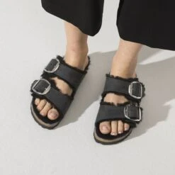 Birkenstock Arizona Big Buckle Shearling Oiled Leather Black -Birkenstock Shop 1020138 f closeup f