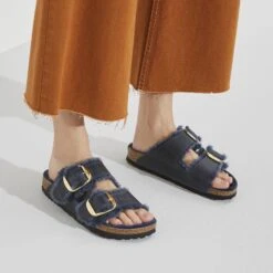 Birkenstock Arizona Big Buckle Shearling Oiled Leather Midnight Blue -Birkenstock Shop 1023139 f closeup f