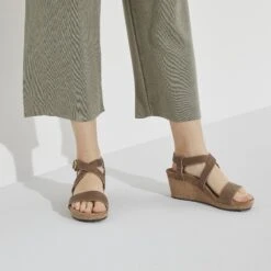 Sibyl Ring-Buckle Oiled Leather Cognac -Birkenstock Shop 1023523 f closeup f