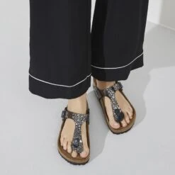 Birkenstock Gizeh Birko-Flor Metallic Stones Black 11 Birkenstock Gizeh Birko-Flor Metallic Stones Black -Birkenstock Shop 1023911 f closeup f