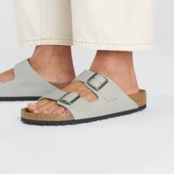 Birkenstock Arizona Grip Leather Vintage Wood Mineral Grey 13 Birkenstock Arizona Grip Leather Vintage Wood Mineral Grey -Birkenstock Shop 1026442 f closeup m