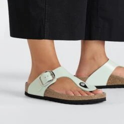 Birkenstock Gizeh Big Buckle Natural Leather Patent High Shine Surf Green -Birkenstock Shop 1026477 f closeup f
