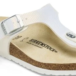 Birkenstock Gizeh Kids BS Birko-Flor Embossed Shiny White -Birkenstock Shop 1026847 detail 1
