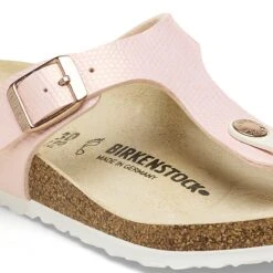 Birkenstock Gizeh Kids BS Birko-Flor Embossed Shiny Light Rose -Birkenstock Shop 1026890 detail 1
