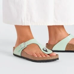 Birkenstock Gizeh Birko-Flor Patent Patent Surf Green 14 Birkenstock Gizeh Birko-Flor Patent Patent Surf Green -Birkenstock Shop 1026956 f closeup f