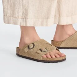 Birkenstock Zürich Suede Embossed Dotted New Beige -Birkenstock Shop 1027036 f closeup f