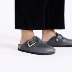 Birkenstock Boston Big Buckle Shearling Oiled Leather Midnight Blue 14 Birkenstock Boston Big Buckle Shearling Oiled Leather Midnight Blue -Birkenstock Shop 1027998 f closeup f