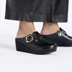 Fanny Ring-Buckle Leather Black/Black -Birkenstock Shop 1028423 f closeup f