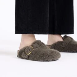 Birkenstock Boston Big Buckle Shearling Concrete Gray -Birkenstock Shop 1028628 f closeup f