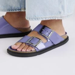 Birkenstock Arizona Droplet Buckle Natural Leather Patent High Shine Purple Dusk -Birkenstock Shop 1029347 f closeup f