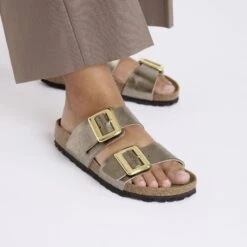 Birkenstock Sydney Luxe Buckle Birko-Flor Graceful Taupe -Birkenstock Shop 1029356 f closeup f