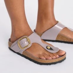 Birkenstock Gizeh Hammered Big Buckle Natural Leather Patent High Shine Faded Purple -Birkenstock Shop 1029804 f closeup f