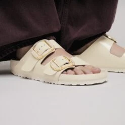 Birkenstock Arizona Big Buckle Pearl Natural Leather Patent High Shine Ecru -Birkenstock Shop 1030267 f closeup f
