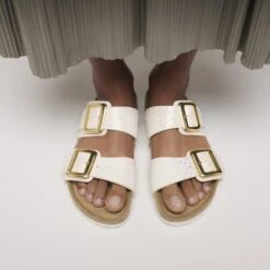 Birkenstock Sydney Luxe Buckle Synthetics Shiny Snake Cream -Birkenstock Shop 1030268 f closeup f