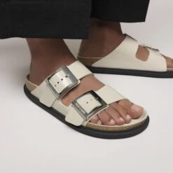 Birkenstock Arizona Droplet Buckle Natural Leather Patent High Shine Oyster -Birkenstock Shop 1030339 f closeup f