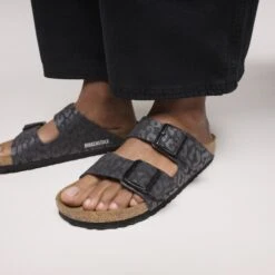Birkenstock Arizona Synthetics Leo Black 13 Birkenstock Arizona Synthetics Leo Black -Birkenstock Shop 1030498 f closeup f
