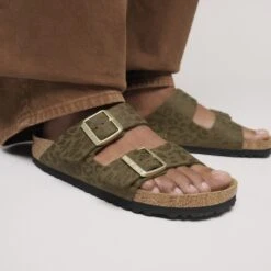 Birkenstock Arizona Synthetics Leo Khaki -Birkenstock Shop 1030594 f closeup f