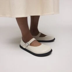 Birkenstock Mantova Droplet Buckle Natural Leather Patent High-Shine Oyster 13 Birkenstock Mantova Droplet Buckle Natural Leather Patent High-Shine Oyster -Birkenstock Shop 1030835 f closeup f